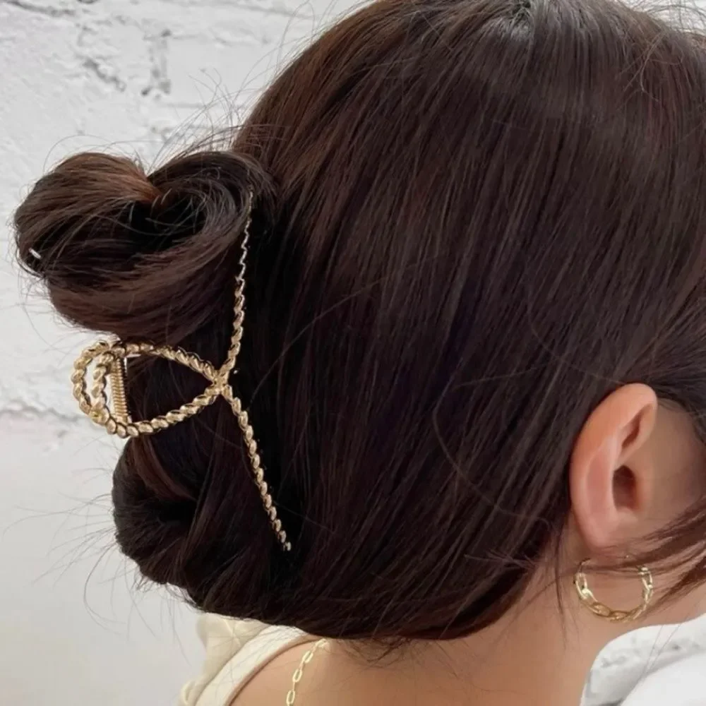 Gold metal twist Updo Hair Minimalistic Cute hair claw clip - Picture 3 of 4